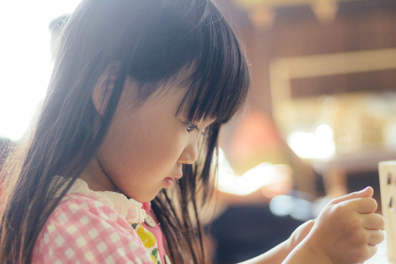 女の子が工作をしている写真