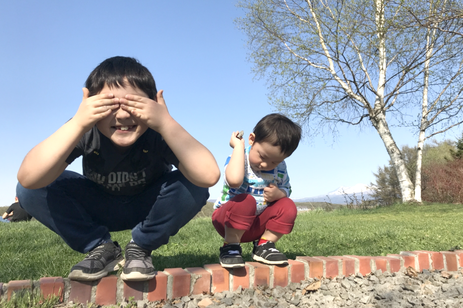 子どもが二人しゃがんでいる写真